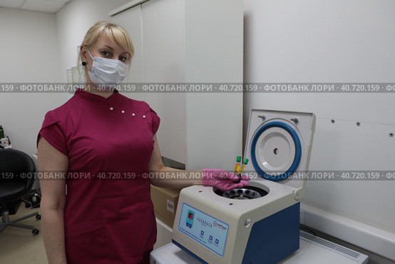 Врач с готовой плазмой крови (2022 год). Редакционное фото, фотограф Дмитрий Неумоин / Фотобанк Лори