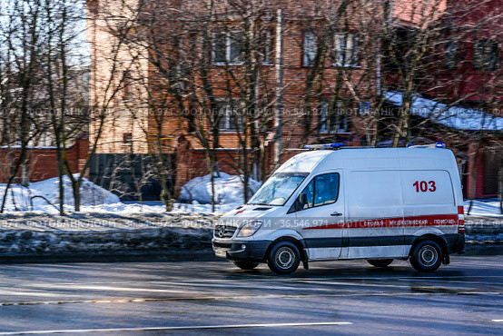 Врачи в автомобиле скорой медицинской помощи спешат на вызов к больному. Москва (2021 год). Редакционное фото, фотограф Владимир Устенко / Фотобанк Лори