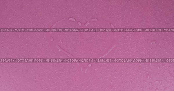 Вращение капель воды в форме сердца на розовом фоне. Вид сверху. Стоковое видео, видеограф Александр Собко / Фотобанк Лори