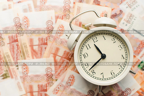 Время-деньги. Время платить налоги. Российские купюры и часы. Time is money. Time to pay taxes. Russian banknotes and watches. Стоковое фото, фотограф Ольга Митряева / Фотобанк Лори