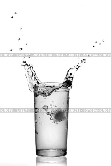 Всплеск воды в стеклянном стакане. Стоковое фото, фотограф Ярослав Данильченко / Фотобанк Лори