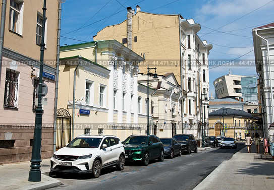 Вспольный переулок. Лето. Солнечный день. Москва (2024 год). Редакционное фото, фотограф E. O. / Фотобанк Лори