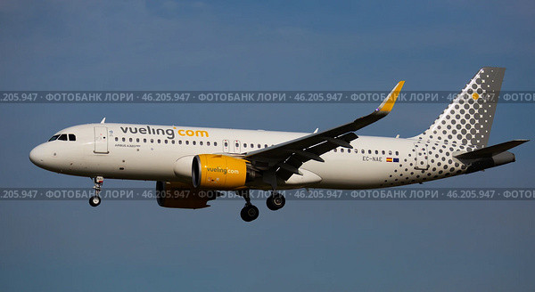 Vueling airbus EC-NAE landing in Barcelona-El Prat Airport (2020 год). Редакционное фото, фотограф Яков Филимонов / Фотобанк Лори