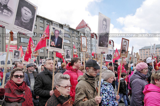 Выборг 9 мая. Акция "Бессмертный полк". Люди с портретами фронтовиков-победителей на празднике День Победы (2017 год). Редакционное фото, фотограф Илюхина Наталья / Фотобанк Лори