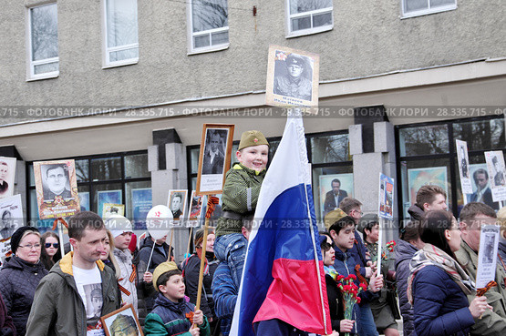 Выборг. День Победы 9 мая. Акция "Бессмертный полк". Люди с портретами фронтовиков-победителей (2017 год). Редакционное фото, фотограф Илюхина Наталья / Фотобанк Лори