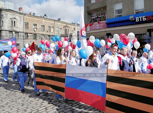 Выборг. День Победы. Представители ДЮСШ "Фаворит" в праздничной колонне (2017 год). Редакционное фото, фотограф Илюхина Наталья / Фотобанк Лори