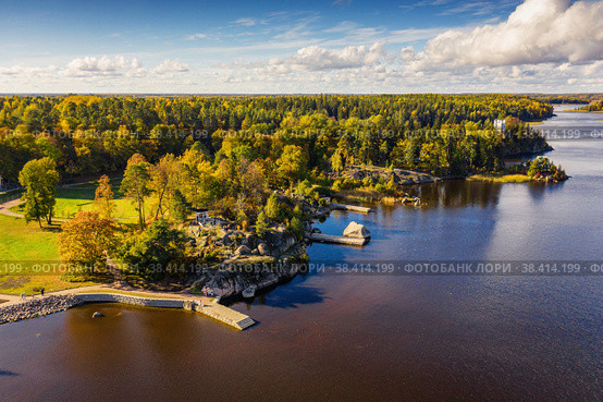 Выборг, парк Монрепо, полуостров Нептун, причалы. Вид с воздуха. Vyborg, Monrepos Park, Neptune Peninsula, wharves. Aerial view. (2022 год). Редакционное фото, фотограф Евгений Романов / Фотобанк Лори