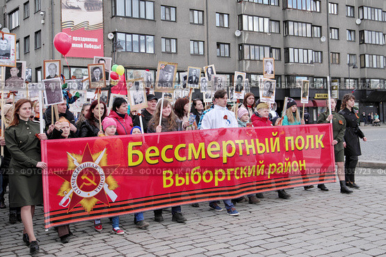 Выборг. Проспект Ленина. "Бессмертный полк", 9 мая (2017 год). Редакционное фото, фотограф Илюхина Наталья / Фотобанк Лори