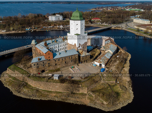 Выборг, вид сверху на Выборгский замок (2019 год). Редакционное фото, фотограф glokaya_kuzdra / Фотобанк Лори