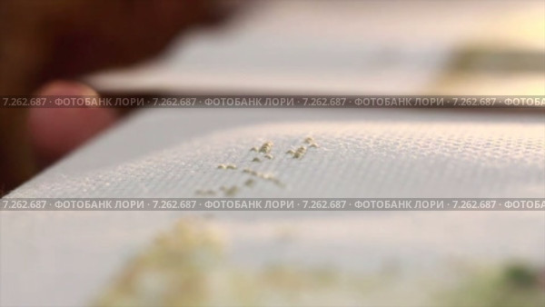 Вышивание тонкой иглой крупным планом. Стоковое видео, видеограф Игорь Кузнецов / Фотобанк Лори
