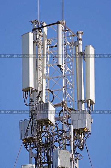 Вышка с антеннами сотовой связи на фоне голубого неба. GSM Antenna against blue sky. Стоковое фото, фотограф Татьяна Д / Фотобанк Лори