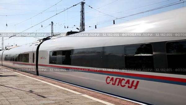 Высокоскоростной поезд "Сапсан" на большой скорости проезжает мимо платформы (2019 год). Редакционное видео, видеограф Наталья Волкова / Фотобанк Лори