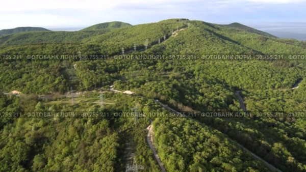 Высоковольтная линия электропередач на хребте Кавказских гор. High-voltage line on the ridge of Caucasian mountains. Стоковое видео, видеограф Евгений Романов / Фотобанк Лори