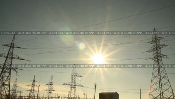 Высоковольтные опоры. Закат. Стоковое видео, видеограф Mikhail Erguine / Фотобанк Лори