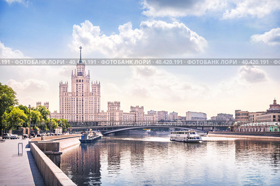 Высотка-небоскреб на Котельнической набережной и кораблик на Москва-реке, Москва (2019 год). Стоковое фото, фотограф Baturina Yuliya / Фотобанк Лори