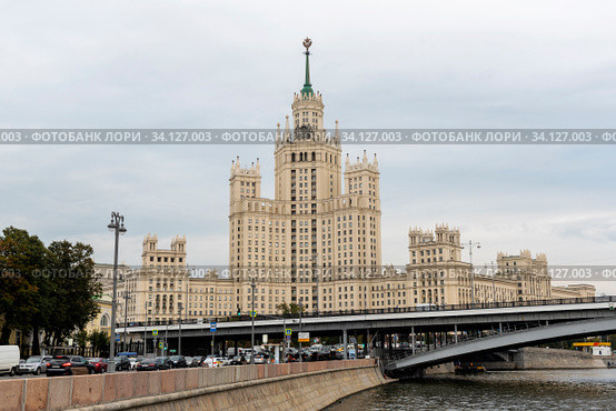 Высотный дом на Котельнической набережной. Москва (2018 год). Редакционное фото, фотограф Александр Щепин / Фотобанк Лори