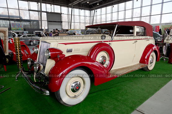 Выставка ретро-автомобилей в парке Сокольники. Американский автомобиль Packard (2015 год). Редакционное фото, фотограф Наталья Волкова / Фотобанк Лори