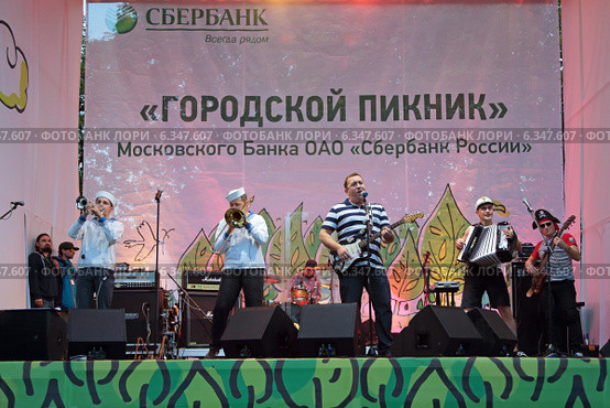 Выступление группы Леприконсы на корпоративном концерте Сбербанка России (2014 год). Редакционное фото, фотограф Игорь Долгов / Фотобанк Лори