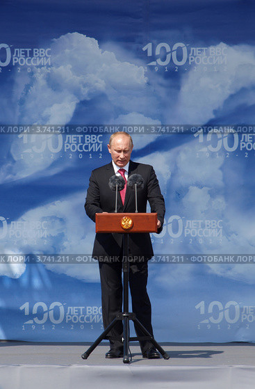 Выступление президента РФ Владимира Путина на праздновании 100-летнего юбилея ВВС России, авиашоу в Жуковском (2012 год). Редакционное фото, фотограф SevenOne / Фотобанк Лори