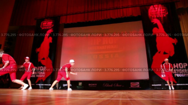 Выступление танцевальной группы Абзац CREW (2012 год). Редакционное видео, видеограф Losevsky Pavel / Фотобанк Лори
