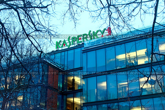 Вывеска Kaspersky Lab на здании Центрального офиса «Лаборатории Касперского» (БЦ «Олимпия Парк», Ленинградское шоссе, дом 39А, стр.3, Москва) (2018 год). Редакционное фото, фотограф Татьяна Белова / Фотобанк Лори