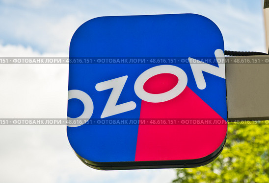 Вывеска компании OZON на фоне неба (крупный план) Редакционное фото, фотограф E. O. / Фотобанк Лори