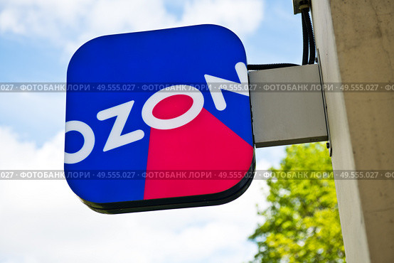 Вывеска компании OZON на фоне неба (крупный план) Редакционное фото, фотограф E. O. / Фотобанк Лори