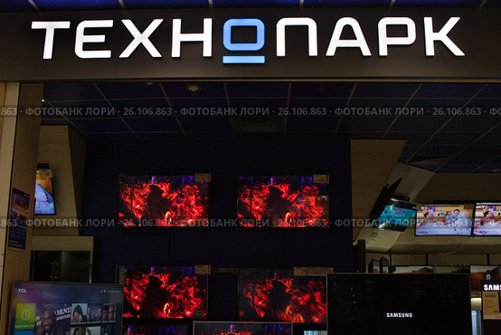 Вывеска магазина "Технопарк" (2017 год). Редакционное фото, фотограф Victoria Demidova / Фотобанк Лори