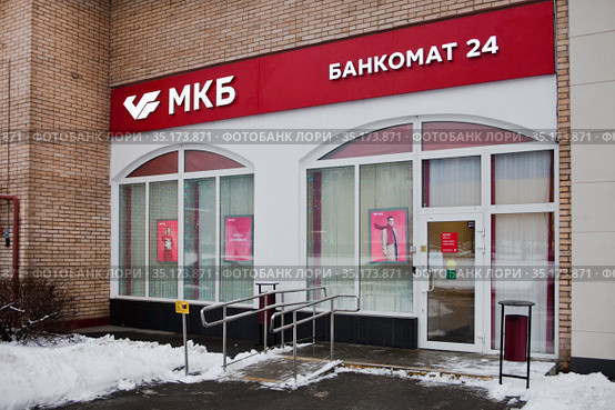 Вывеска "Московский Кредитный банк". Вход в отделение банка (2020 год). Редакционное фото, фотограф Victoria Demidova / Фотобанк Лори