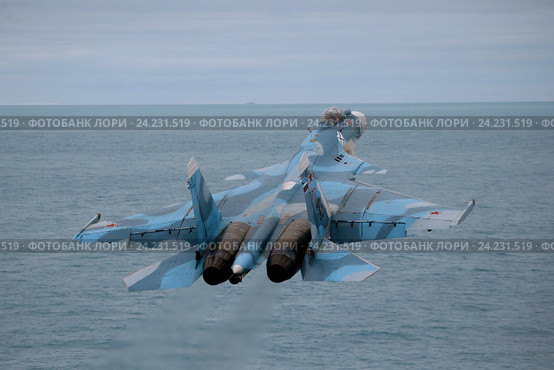 Взлёт палубного истребителя Су-33 с тяжёлого авианесущего крейсера "Адмирал флота Советского Союза Кузнецов" Стоковое фото, фотограф Михеев Алексей / Фотобанк Лори