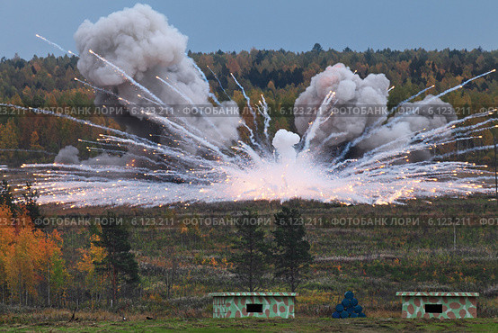 Взрыв боеприпаса на военном полигоне. Стоковое фото, фотограф Игорь Долгов / Фотобанк Лори