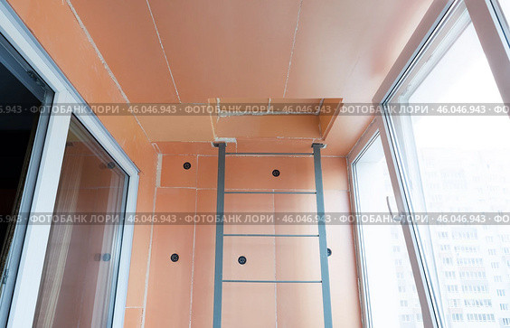 Warming of rooms and sealing of seams between expanded polystyrene. Стоковое фото, фотограф Дмитрий Кобзев / Фотобанк Лори