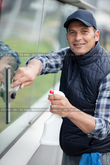 washer washing the windows of modern skyscraper. Стоковое фото, агентство Ingram Publishing / Фотобанк Лори