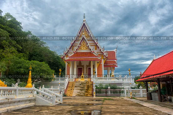 Wat Khao Chong Pran Temple for people pray to buddha and look Hundred Million Bats from Khao Chong Pran Cave (2018 год). Редакционное фото, фотограф Анна Кривицкая / Фотобанк Лори