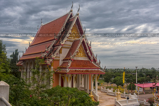 Wat Khao Chong Pran Temple for people pray to buddha and look Hundred Million Bats from Khao Chong Pran Cave (2018 год). Редакционное фото, фотограф Анна Кривицкая / Фотобанк Лори