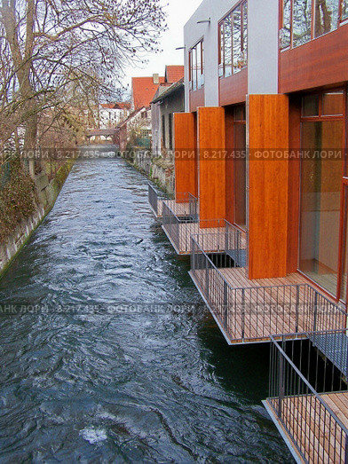 water building house facade stream. Стоковое фото, фотограф Frank Rehermann / Smarterpix / Фотобанк Лори