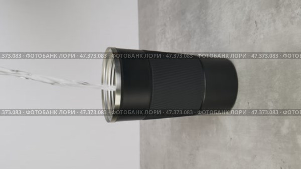 Water is poured into a black thermos mug. Стоковое видео, видеограф Катерина Белякина / Фотобанк Лори