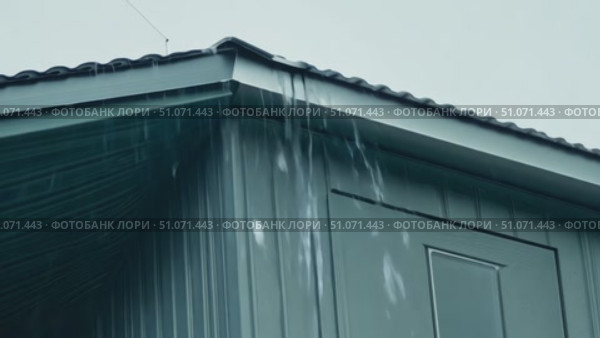 Water leaks from the gutter of a house during a rainstorm. Стоковое AI-видео, аниматор Данила Большаков / Фотобанк Лори