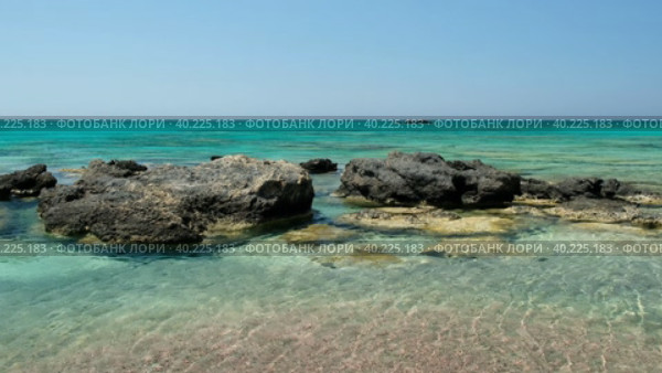 Water moving in the blue lagoon of Elafonisi beach with pink sand and black rocks. Crete. Greece (2023 год). Стоковое видео, видеограф Сергей Пристяжнюк (Serg Zastavkin) / Фотобанк Лори