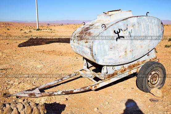 water tank in morocco africa land gray  metal weel and arid. Стоковое фото, агентство Ingram Publishing / Фотобанк Лори