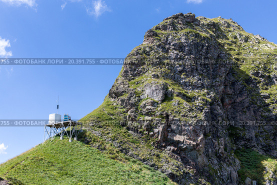 weather station on top of the ridge. Стоковое фото, фотограф Losevsky Pavel / Фотобанк Лори