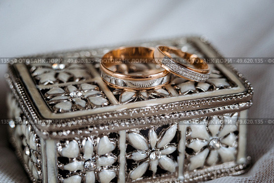 wedding rings with a wedding decor. Стоковое фото, агентство Ingram Publishing / Фотобанк Лори