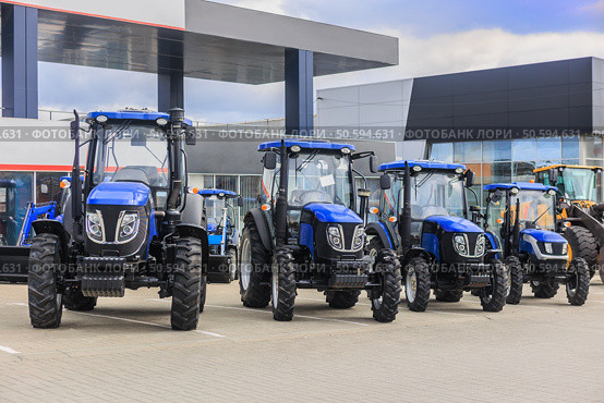 Wheeled tractors in a row for sale. Стоковое фото, фотограф Юрий Бизгаймер / Фотобанк Лори