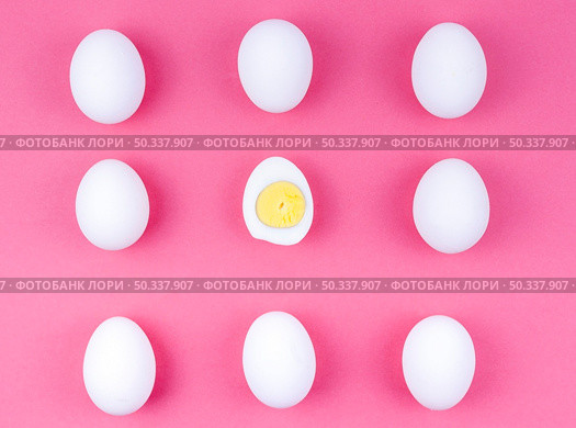 white chicken eggs with boiled egg table. Стоковое фото, агентство Ingram Publishing / Фотобанк Лори