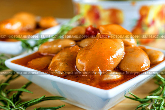 white giant beans in tomato sauce. Стоковое фото, фотограф Hans-Joachim Schneider / PantherMedia / Фотобанк Лори
