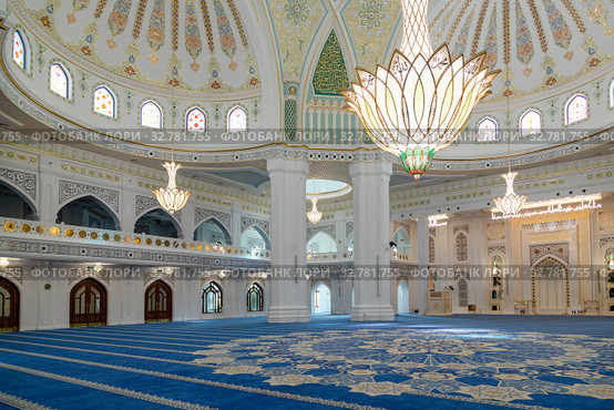 White mosque. Интерьер мечети «Гордость мусульман» имени пророка Мухаммеда в Шали из белого мрамора. Чеченская Республика. Стоковое фото, фотограф Jon Maldini / Фотобанк Лори