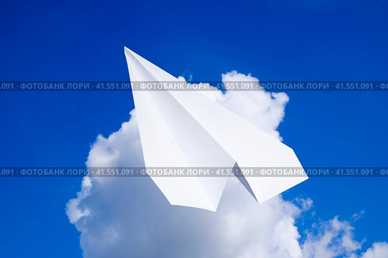 White paper airplane in a blue sky with clouds. The message symbol in the messenger. Стоковое фото, фотограф Леонид Еремейчук / Фотобанк Лори