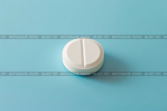 White round pill divisible in two lying on blue background. Стоковое AI-изображение, AI-художник Иван Рябоконь / Фотобанк Лори