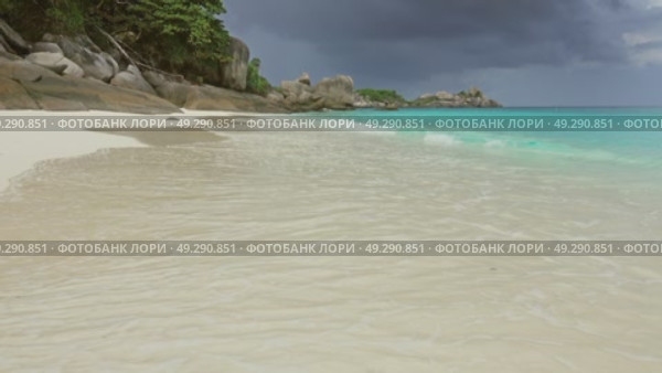 White sand beach and storm sky on Similan islands. Стоковое видео, видеограф Михаил Коханчиков / Фотобанк Лори