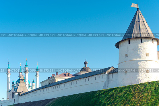White stone protective South-West tower and Kul Sharif mosque of Kazan Kremlin. Kazan, Russia (2022 год). Стоковое фото, фотограф Константин Лабунский / Фотобанк Лори
